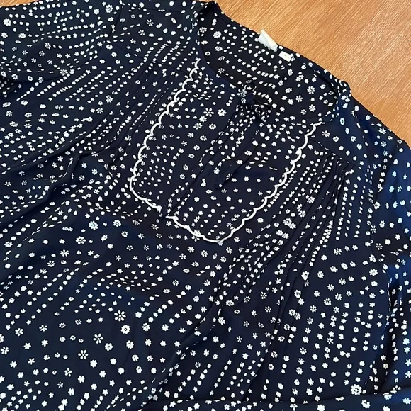 GAP blouse. Size M. EUC. - Picture 2 of 6